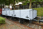 Dieser 1911 bei Centrale Werkplaats in Haarlem gebaute offene G�terwagen (29045) hat - wie oftmals damals notwendig - ein Bremserh�uschen, in dem sich die Bedieneinrichtung f�r die manuell bet�tigte Bremse des Wagens befindet. Nach Einf�hrung der durchgehenden Druckluftbremsen wurden diese nach und nach �berfl�ssig. (Eisenbahnmuseum Utrecht, September 2026)