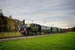 Lok 8107  Kikker  der MBS mit einem Museumszug kurz vor der Querung der neuen N18 bei Haaksbergen (31.10.2022)