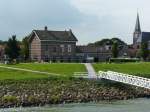 Blick vom Anleger auf den Bahnhof Medemblick am 7.9.2014 - unterwegs mit der Museum Stoomtram von Dorf zu Dorf durch das westfriesische Flachland von Medemblick nach Hoorn