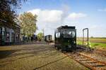 Die 1908 gebaute  Ooievaar , ehemals Haagsche Tramweg-Maatschappij, hat soeben eine Gütertram für eine Schauabfertigung in den Bahnhof Wognum-Nibbixwoud gezogen und wird für die