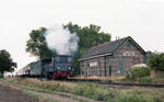 SHM lok 5 mit Zug 7 (Hoorn - Medemblik) passiert den Bahnhof Twisk am 28.08.1983.