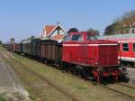 Lok 12 (ehemalige DL1 der Wittlager Kreisbahn) der Stichting Stadskanaal Rail (STAR) mit einem Museumszug Stadskanaal-Musselkanaal abfahrtsbereit auf Bahnhof Stadskanaal am 25-4-2011.