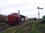 Lok 12 (ehemalige DL1 der Wittlager Kreisbahn) der Stichting Stadskanaal Rail (STAR) neben ein Flgelsignal auf Bahnhof Stadskanaal am 25-05-2006.