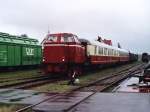 Lok 12 (ehemalige DL1 der Wittlager Kreisbahn) der Stichting Stadskanaal Rail (STAR) mit einem Museumszug Stadskanaal-Veendam auf Bahnhof Stadskanaal am 25-05-2006.