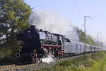 01 1075 der Stoomstichting Nederland ist mit einem aus niederländischen, belgischen und deutschen Schnellzugwagen bestehenden Sonderzug auf dem Weg zurück in die Heimat.