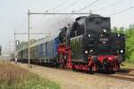 SSN 23 023 schleppt der Nostalgie-Express am 7 Mai 2022 durch Alverna nach Arnhem.