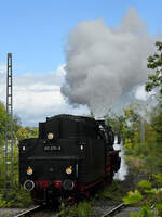 Die im Jahr 1940 gebaute Dampflokomotive 011 075-9 ist hier beim Gleiswechsel in Hattingen zu sehen.