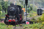 Nach der Abkopplung vom mitgebrachten Personenzug rangierte die Dampflokomotive 011 075-9 zum nebenan liegenden Gleis.