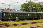 K1A-Personenwagen von Stoom Stichting Nederland SSN in M�nchengladbach, Mai 2026.
Ende des Bahnsteiges mit Tele fotografiert.