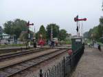 Bahnhof Beekbergen,  Ausfahrt nach Apeldorn mit dem beschrankten Bahnübergang / in Beekbergen am 6.9.2014 beim großen Eisenbahn-Spektakel  „Terug naar Toen - Zurück nach