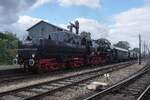 Es ist Samstag 5 September, der Samstag von das 1. volles Wochenende in September und das heisst  Terug-naar-Toen  (Zur�ck ins Damals); das Spektakel bei der Veluwsche Stoomtrein Maatschappij VSM mit jeder Stunde ein Dampfzug zwischen Beekbergen (Bw der VSM) und Apeldoorn und jede 45 Minuten ein Dampfzug nach Loenen und zur�ck. Ex-DR 52 8139 ist gerade mit der st�ndlich verkehrender Dampfzug aus Apeldoorn in Beekbergen eingetroffen. Dort wird die Loks ins Bw gehen. Am anderen Ende des Zuges wird ein anderer dampfross gestellt f�r die Ruckfahrt nach Apeldoorn.