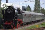 Es ist Samstag 5 September, der Samstag von das 1. volles Wochenende in September und das heisst  Terug-naar-Toen  (Zur�ck ins Damals); das Spektakel bei der Veluwsche Stoomtrein Maatschappij VSM mit jeder Stunde ein Dampfzug zwischen Beekbergen (Bw der VSM) und Apeldoorn und jede 45 Minuten ein Dampfzug nach Loenen und zur�ck. Auch fahren f�nf Dampfz�ge zwischen Loenen und Dieren, wo Anschluss ans NS netz besteht. Mit leider 18 Minuten Versp�tung treft ex-SSN 65 018 mit der Dampfpendelzug in Dieren ein. Dort wird die Lok umlaufen f�r der Ruckfahrt nach Loenen. 