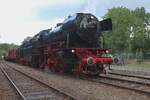 Ein (ex-) DB BR 23 vor ein Guterzug! Es ist Samstag 5 September, der Samstag von das 1. volles Wochenende in September und das heisst  Terug-naar-Toen  (Zur�ck ins Damals); das Spektakel bei der Veluwsche Stoomtrein Maatschappij VSM mit jeder Stunde ein Dampfzug zwischen Beekbergen (Bw der VSM) und Apeldoorn und jede 45 Minuten ein Dampfzug nach Loenen und zur�ck. Auch fahren f�nf Dampfz�ge zwischen Loenen und Dieren, wo Anschluss ans NS netz besteht. Auch einige Fotoguterz�ge lassen sich gerne sehen, wie dieser Zug, den von 23 071 und ein Bubikopf in Loenen steht und die Abfahrt nach Eerbeek abwartet.