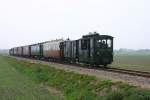 Eine Kasten- oder fr mich auch Tramway Lok, hier Nummer 13, war am 
14.10.2006 bei der Museumseisenbahn VSM in Beekbergen im Einsatz. Sie ist 
hier mit einem Personenzug nach Loenen unterwegs.