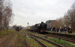 01 1075 von SSN steht in Simpelveld(NL) mit einem Sonderzug.
Aufgenommen von einem Fußweg in Simpelveld(NL).
Bei Regenwolken am Kalten Mittag vom 30.12.2018.