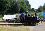 Eine kleine Dampflok fährt durch Simpelveld(NL).
Aufgenommen von Bahnsteig in Simpelveld(NL). 
Bei Sommerwetter am Nachmittag vom 11.7.2015. 