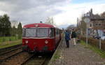 Ein Schinenbus von der ZLSM steht in Schin-op-Geul(NL).
Aufgenommen von Bahnsteig in Schin-op-Geul(NL).
Bei Sonne und Schauerwolken am Nachmittag vom 17.3.2019.