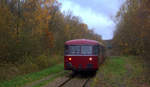 Ein Blick auf einem Schinenbus von der ZLSM und vorne fährt 332-3 von der ZLSM  aus Kerkrade(NL) nach Simpelveld(NL) und hält in Spekholzerheide-Kerkrade(NL) und fährt dann weiter in Richtung Simpelveld(NL). 
Aufgenommen am Haltepunkt Spekholzerheide-Kerkrade(NL). 
Am Kalten Nachmittag vom 1.12.2019.