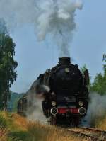 Die Sdlimburgische Dampfeisenbahngesellschaft (ZLSM) feiert am 13.-14.07.2013 ihr 25jhriges Jubilum. Hier fhrt 01 1075 als Gastlok der Stoom Stichting aus Rotterdam bei den  Stoomtrein Jubileumdagen  (Dampfzug-Jubilumstagen) am 13.07.2013 zwischen Simpelveld und Kerkrade.