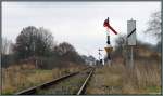 Der Blick hinein auf die Miljoenenlijn,die Museumsstrecke der ZLSM in Simpelveld (Niederlande).Zu sehen ist das Vor - und Einfahrtssignal in Flügelbauform.