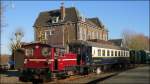 Die Köf Spaniol (323-3) wartet mit dem Pullman Waggon auf die Ankunft des Weihnachsexpress aus Valkenburg am Bahnhof der ZLSM in Simpelveld (NL).