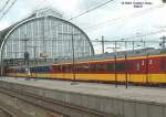 NS-IC-Zug am 13.05.2003 in Amsterdam Centraal.