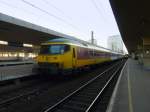 Niederlndischer Steuerwagen (noch in alter Farbgebung) des Intercityzuges im Bahnhof Brssel Nord bei der Abfahrt Richtung Amsterdam ber Antwerpen. Als Schiebelok diente SNCB Lok 1183. 17.02.08