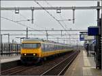 Ein Intercity braust am 10.03.2011 durch den Bahnhof von Lage Zwaluwe.