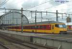 NS-IC-Zug mit Steuerwagen am 13.05.2003 im Bahnhof Amsterdam Centraal.