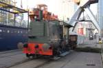 Dieser Rangiertraktor steht mit einem Niederbordwagen auf dem Kai im Meeres Museum
in Rotterdam. Die Aufnahme entstand am 26.10.2014.