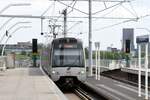 DEN HAAG (Provinz Zuid-Holland), 03.06.2025, Metro-Linie E von Rotterdam bei der Einfahrt in den Endbahnhof Den Haag Centraal; dieser Zug fährt nach kurzem Aufenthalt über Rotterdam Centraal zurück nach Slinge im Süden Rotterdams