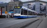 Combino 2015 fhrt am 19.11.2010 mit Linie 2 auf die Brcke richtung Amsterdam Centraal Station ...