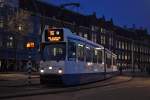 Die GVB 822 mit linie 16 nach VU Medisch Zentrum, hier bei Ausfahrt von Amsterdam CS am 12 dec 2011.