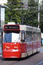 DEN HAAG (Provinz Zuid-Holland), 06.08.2017, Zug 3052 als Linie 16 nach Wateringen bei der Einfahrt in die Haltestelle Bierkade