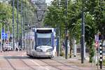 DELFT (Provinz Zuid-Holland), 01.06.2025, die Stadt ist an das Straßenbahnnetz der Stadt Den Haag angebunden; Straßenbahnzug 4022a als Straßenbahnlinie 19 nach Delft Station hat die Haltestelle Prinsenhof verlassen