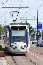 DELFT (Provinz Zuid-Holland), 01.06.2025, die Stadt ist an das Straßenbahnnetz der Stadt Den Haag angebunden; Straßenbahnzug 4022a als Straßenbahnlinie 19 nach Leidschendam bei der Einfahrt in die Haltestelle Prinsenhof