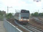 Sneltram-Zug der Linie 51 Middelhoven - Centraal-Station fhrt am 13.05.2003 in die Station Amstel ein.