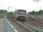 Metro-Zug der Linie 53 Gassperplas - Centraal-Station (ohne Dachstromabnehmer) fhrt am 13.05.2003 in die Station Amstel ein.