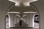 Krypta -    Ein fast sakrale Wirkung mit seiner indirekten Beleuchtung hat der U-Bahnhof Marconiplein in Rotterdam.