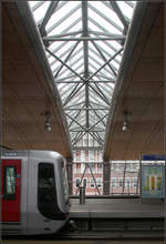 Schiedam Zentrum -

Die geschlossenen Dachflächen dieser Rotterdamer Metrostation sind immer wieder durch Oberlichtstreifen unterbrochen.

21-06.2016 (M)