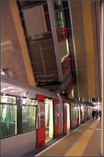 Dem U-Bahnzug auch auf's Dach geblickt -    Metrozug im U-Bahnhof Rotterdam Centraal.