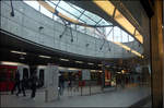 Nach oben offen -    Ähnlich wie bei vielen Stuttgarter Stadtbahnstationen ist diese Metrostation in Rotterdam mit großen Öffnungen nach oben versehen.
