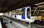 Rotterdam Metro, Baureihe RSG3, Einheit 5501, Den Haag Centraal, Linie E, Zug wartet auf Abfahrt nach Rotterdam Centraal, 31.8.2011.