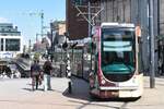 ROTTERDAM (Provinz Zuid-Holland), 02.06.2025, Straßenbahnlinie 5 nach Rotterdam Centraal zwischen den Haltestellen Beurs und Lijnbaan mitten im Einkaufsgetümmel; hier ist volle Konzentration der Fahrerinnen und Fahrer erforderlich