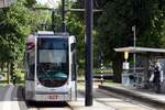 ROTTERDAM (Provinz Zuid-Holland), 02.06.2025, Straßenbahnzug 2047 als Straßenbahnlinie 5 nach Rotterdam Centraal bei der Einfahrt in die Haltestelle Kruisplein