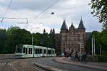 13.07.2017, Amsterdam, Alexanderplein. Siemens Combino #2085 auf der Linie 9 erreicht die Haltestelle.