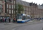 13.07.2017, Amsterdam, Stationsplein. Siemens Combino #2116 wartet auf Abfahrt von der Haltestelle Centraal Station.