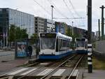 13.07.2017, Amsterdam, Piet Heinekade. Siemens Combino #2151 steht an der Hatlestelle Muziekgebouw Bimhuis.