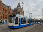 Straßenbahn Amsterdam Linie 11 nach Surinameplein in Amsterdam Centraal, 16.12.2018.