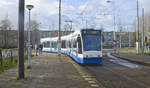 GVB 2015 Linie 1 Osdorp de Aker-Amsterdam Centraal an der Haltestelle »Meer en Vaart« in Amsterdam.